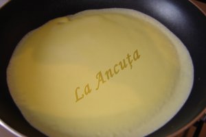 Clatite cu urda si gem de afine