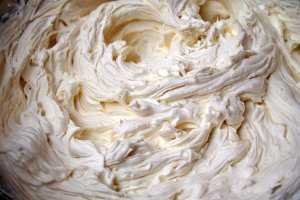 Desert prajitura cu crema de ciocolata alba