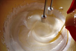 Desert prajitura cu crema de ciocolata alba