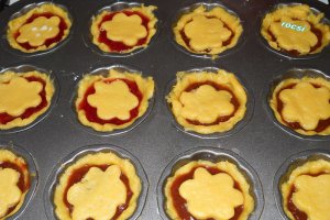 Mini tarte cu gem de caise