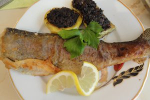Pastrav prajit cu cartofi si dovlecel umplut cu ciuperci