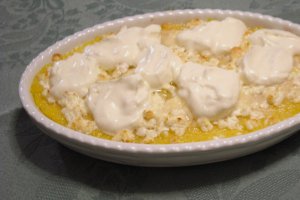 Mamaliguta in straturi cu branza feta si smantana
