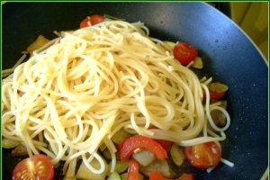 Spaghetti cu legume la gratar
