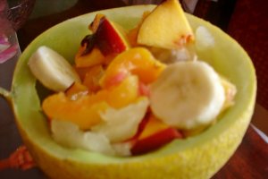 Salata de fructe in pepene galben