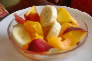 Salata de fructe in pepene galben