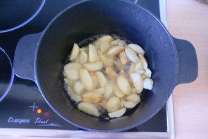 Pulpite de pui picante in vas de ceramica la cuptor cu cartofi noi la ceaun