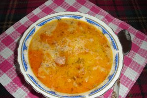 Ciorba de dovlecei cu carnati si iaurt