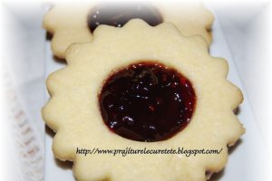 Fursecuri cu dulceata din fructe de padure