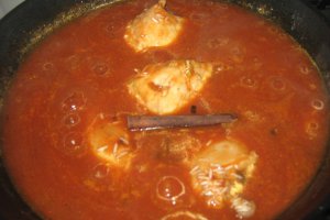 Orez basmati in sos de rosii si pui