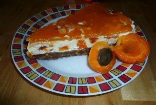 Prajitura cu biscuiti, mascarpone si caise
