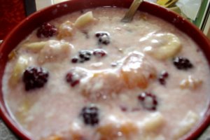 Iaurt de casa cu mure, banane si caise