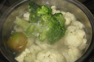 Chiftelute din conopida si brocolli