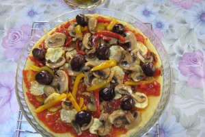 Pizza cu blat de mamaliga
