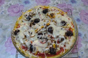 Pizza cu blat de mamaliga