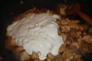 Reteta delicioasa de piept de pui cu ciuperci si smantana