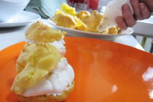 Profiterol cu frisca si inghetata de pepene galben