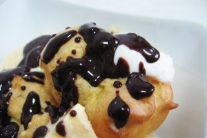 Profiterol cu frisca si inghetata de pepene galben