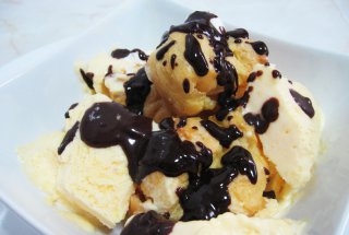Profiterol cu frisca si inghetata de pepene galben