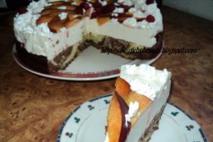 Tort cu mousse de piersici