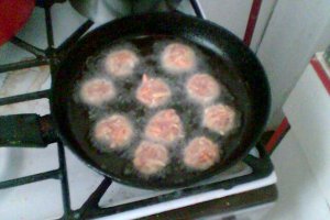 Chiftele de porc cu morcovi si cartofi
