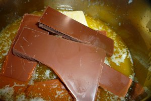 Prajitura cu piscoturi si doua creme de ciocolata