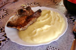 Gratar de vita cu garnitura de cartofi piure