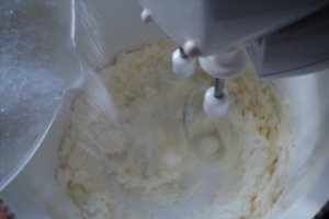 Prajitura cu ciocolata si piersici