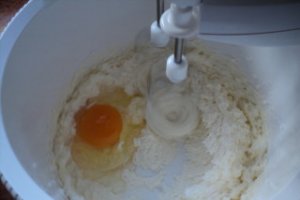 Prajitura cu ciocolata si piersici