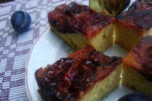 Prajitura rasturnata cu prune