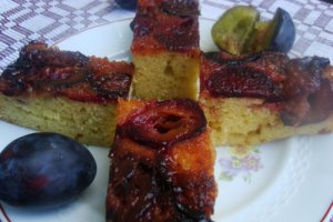 Prajitura rasturnata cu prune