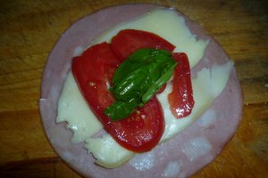 Rulouri cu mozzarella, prosciutto si mortadella