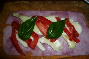 Rulouri cu mozzarella, prosciutto si mortadella