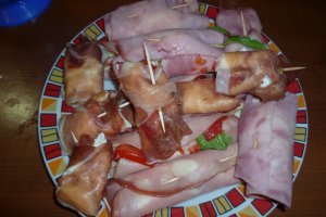 Rulouri cu mozzarella, prosciutto si mortadella
