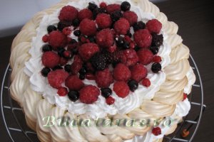 Pavlova cu fructe de padure