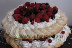 Pavlova cu fructe de padure