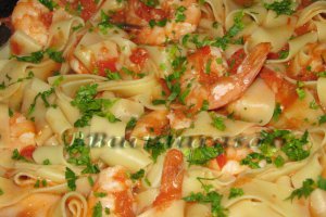 Tagliatelle cu creveti si sos de rosii