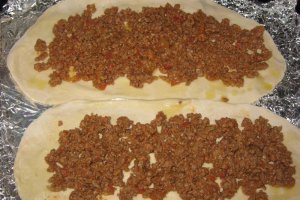 Lahm bi ageen(carne pe aluat)