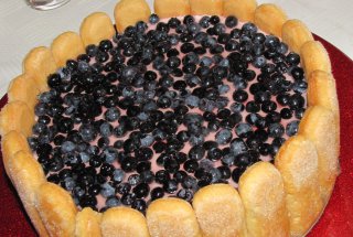 Tort cu iaurt si fructe de padure
