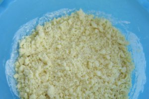 Tarta cu prune si invelis crocant