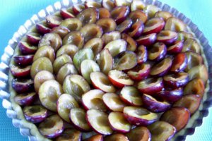 Tarta cu prune si invelis crocant