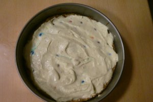 Tort vesel cu diferite arome si bomboane MM