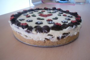 Tort vesel cu diferite arome si bomboane MM