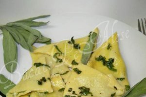 Ravioli cu spanac si branza aromati in unt si salvie