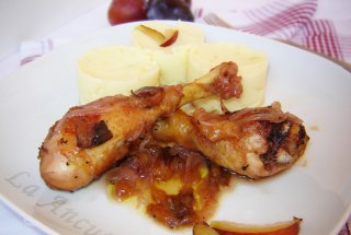 Pulpe de pui cu prune si vin
