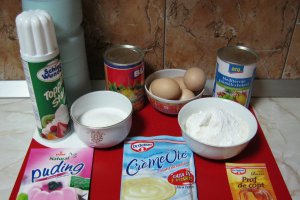 Tort cu punch, vanilie si coktail de fructe
