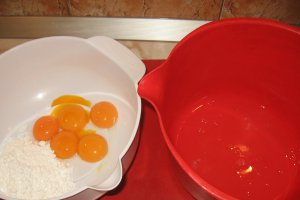 Tort cu punch, vanilie si coktail de fructe