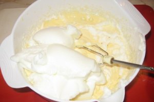 Tort cu punch, vanilie si coktail de fructe