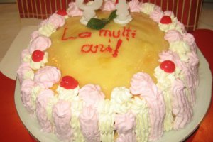 Tort cu punch, vanilie si coktail de fructe