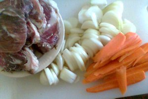 Friptura de porc pe pat de ceapa si morcovi cu cartofi natur