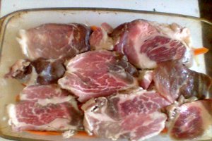 Friptura de porc pe pat de ceapa si morcovi cu cartofi natur